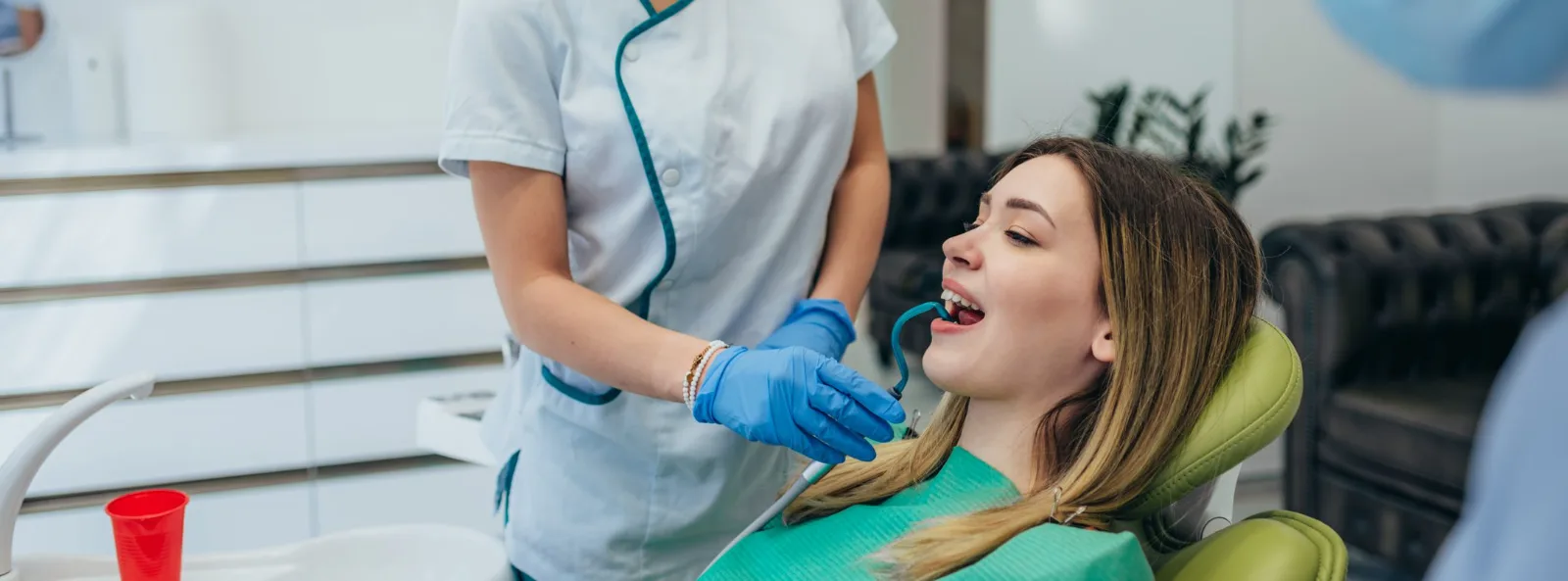 Paciente en sillón dental atendida por el equipo