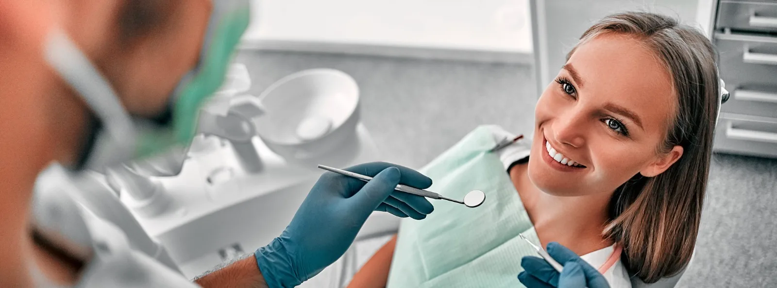 Paciente sonriendo durante su control dental