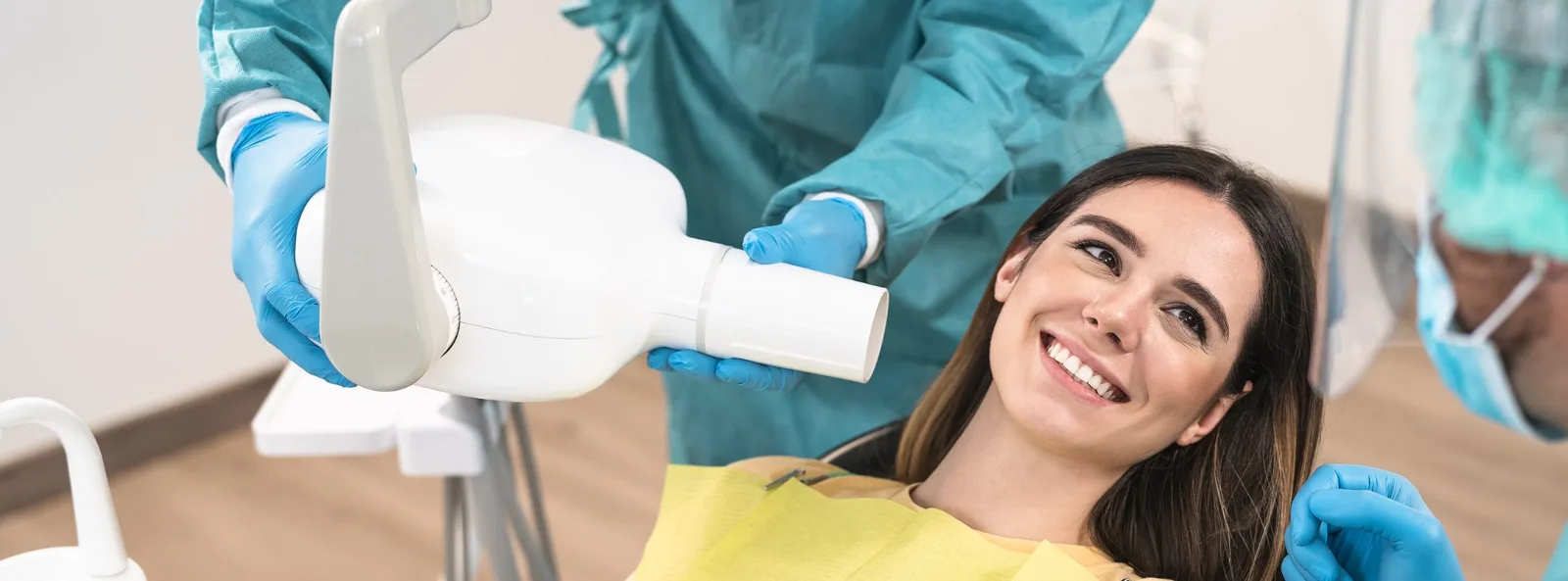 Paciente sonriendo en su atención dental